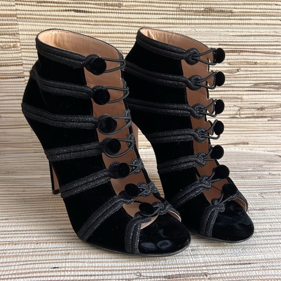 90% Off GIANVITO ROSSI Embroidered Black Velvet Button Bootie Womens 39 8 8.5 - Picture 6 of 17